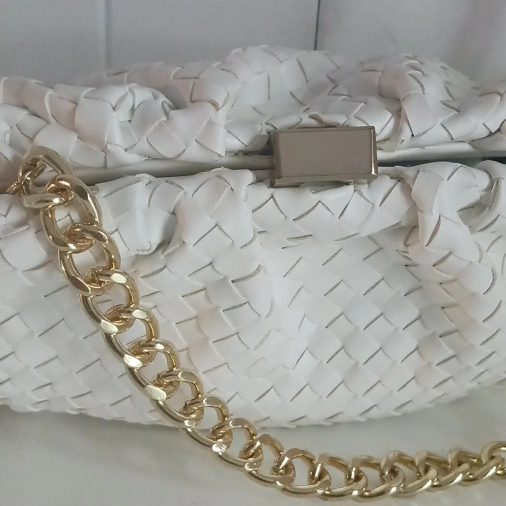 WHBM White Woven Chain Strap Shoulder Bag. - Picture 3 of 8
